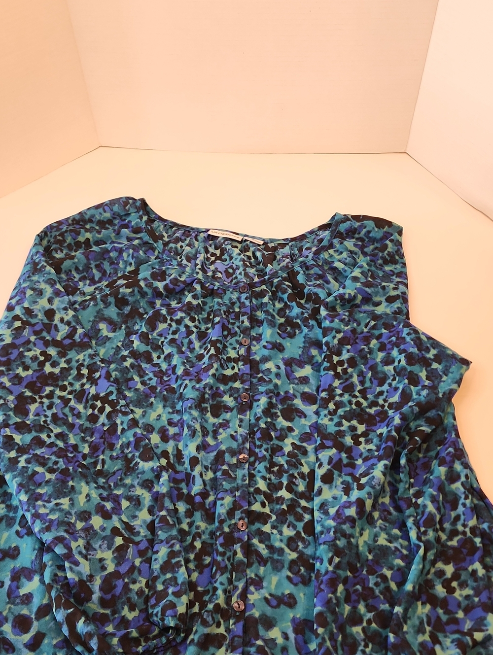 Liz Claiborne Blue Black Teal Floral Animal Print 7 Buttons Blouse Round Neck